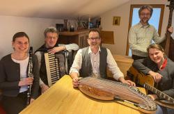 Kulzerisch, das sind Julia Wenzl (Klarinette), Ernst Graßl (Akkordeon), Andreas Loibl (Zither), Raphael Dives (Kontrabass) und Magdalena Loibl (Gitarre). (Foto: Ernst Graßl)